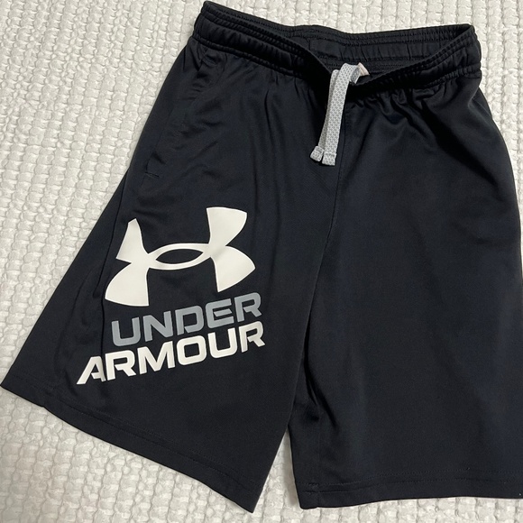 Boys Under Armour basketball shots ( used) Youth Medium - Picture 4 of 6